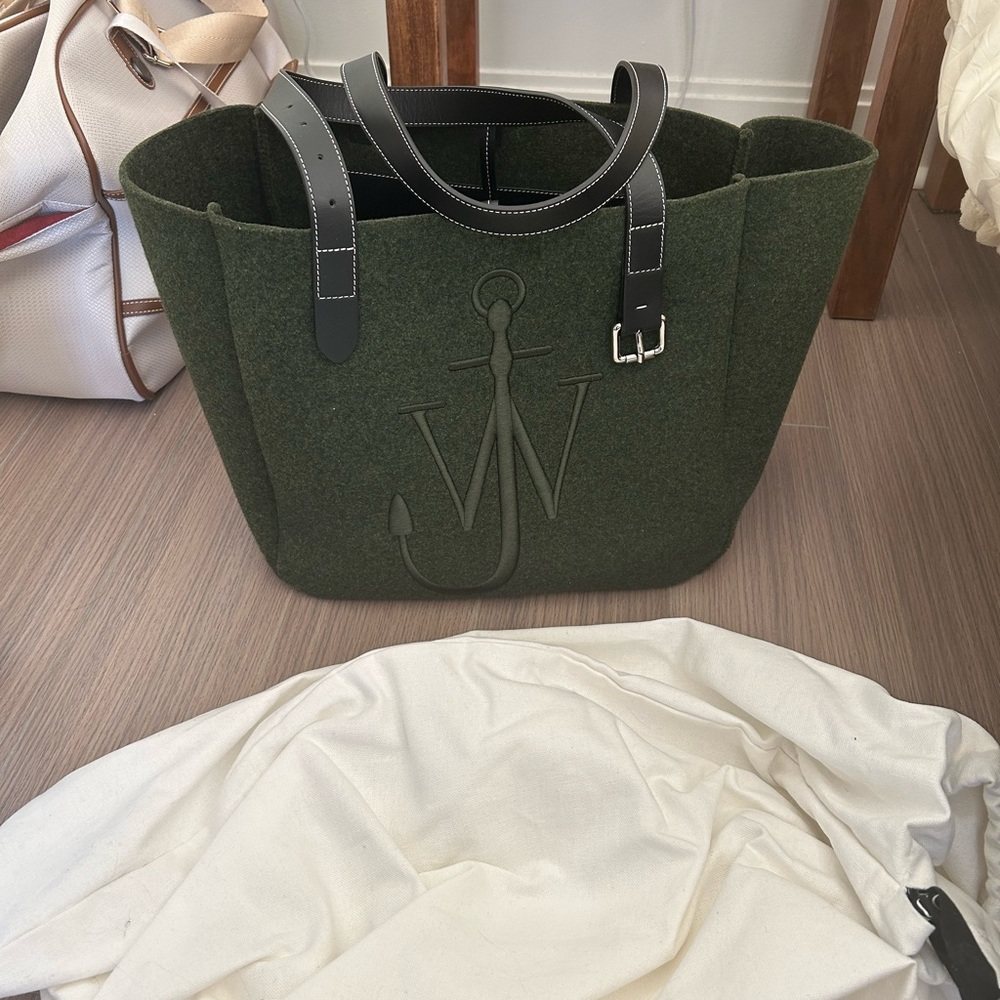 New and never used. Selling because it was a gift and is not my style.